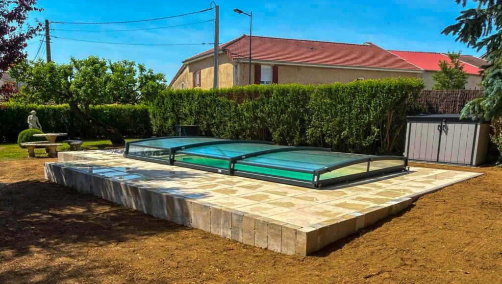 Abri bas télescopique intégré à une terrasse de piscine