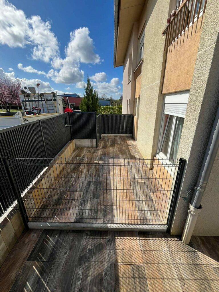 Terrasse effet bois avec clôture occultante