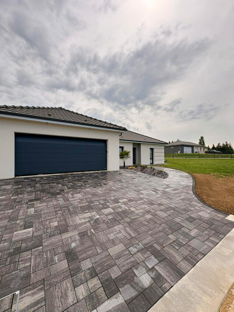 Cour pavée et accès de garage aux lignes courbes
