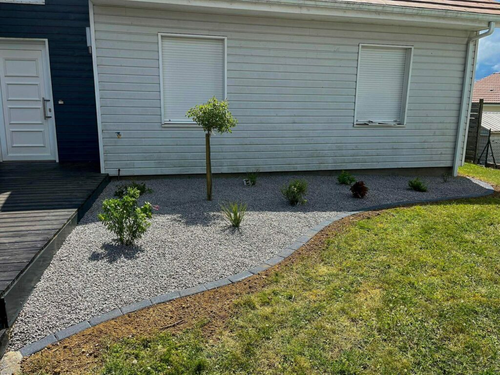 Massif minéral paysager le long d’une maison